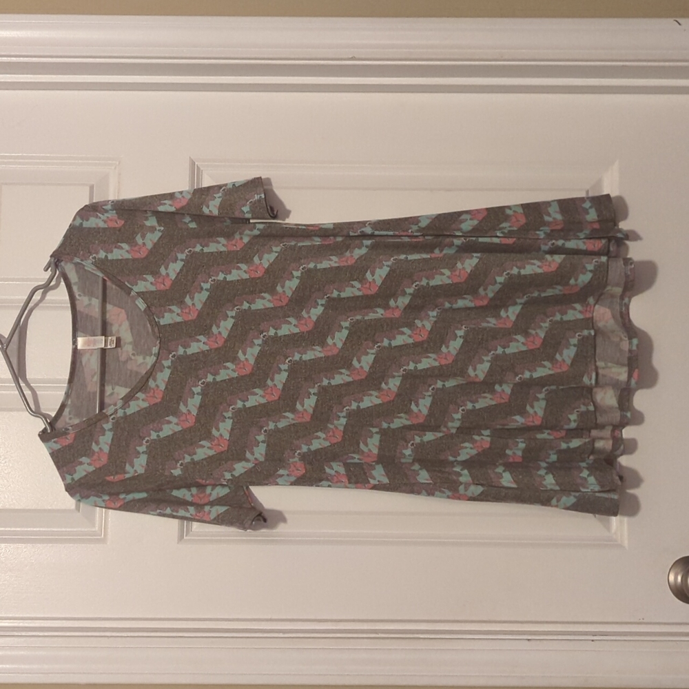 ❤️LuLaRoe Perfect patterned tee